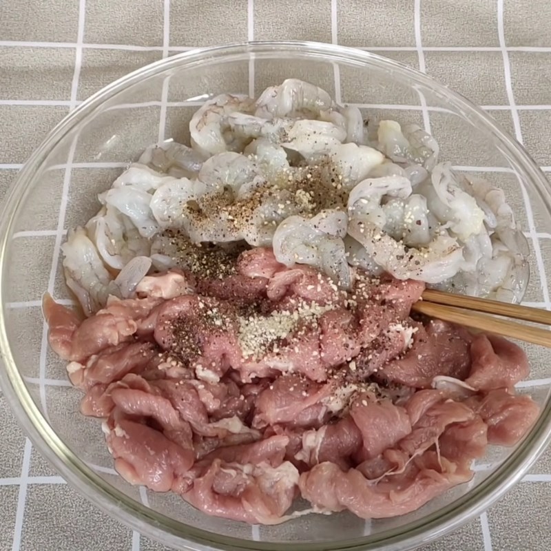 Bước 1 Sơ chế nguyên liệu và ướp tôm thịt đậm đà Bún gạo xào tôm thịt