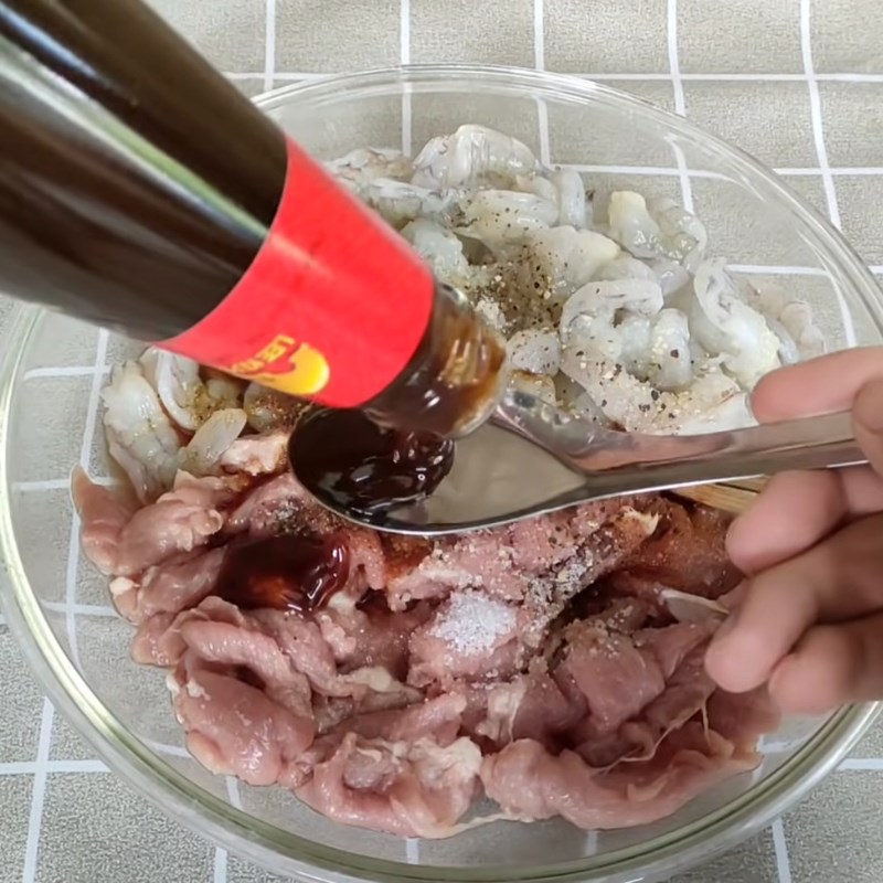 Bước 1 Sơ chế nguyên liệu và ướp tôm thịt đậm đà Bún gạo xào tôm thịt