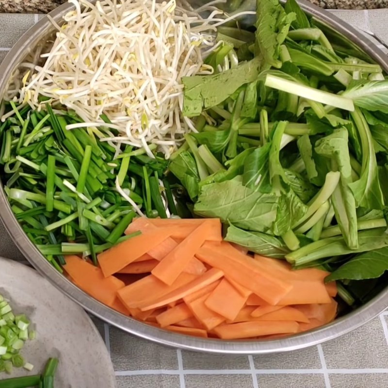 Bước 1 Sơ chế nguyên liệu và ướp tôm thịt đậm đà Bún gạo xào tôm thịt