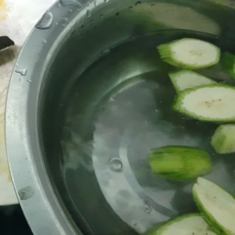 Bước 1 Sơ chế ốc bươu và chuối xanh Ốc bươu xào chuối