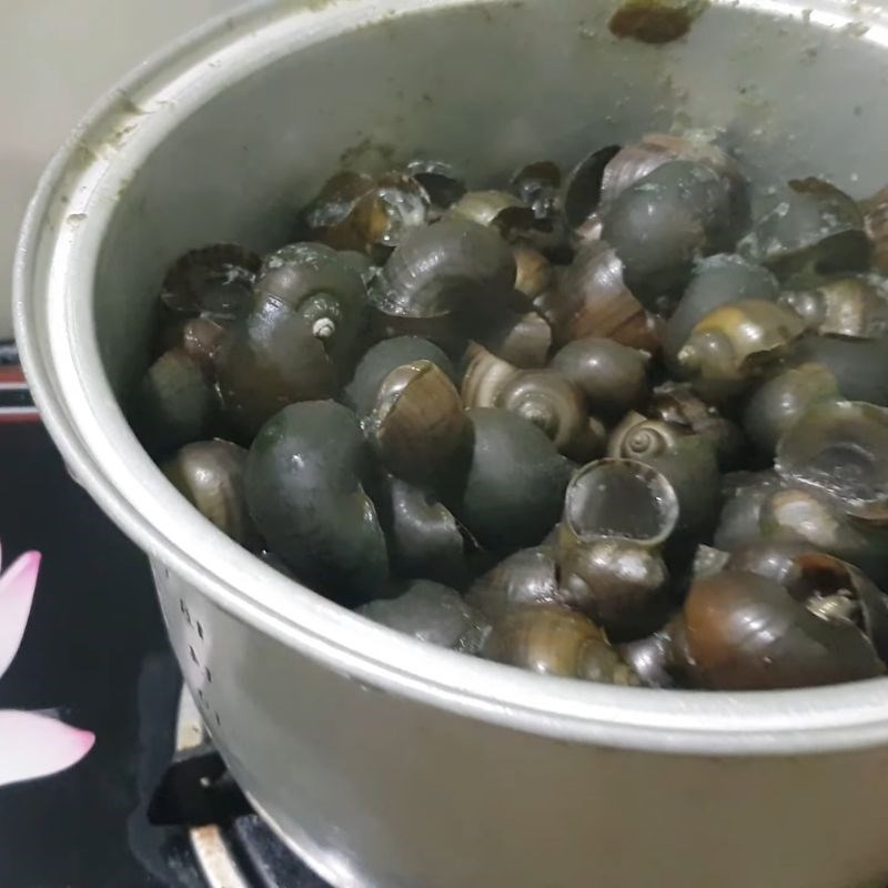 Bước 1 Sơ chế ốc bươu và chuối xanh Ốc bươu xào chuối