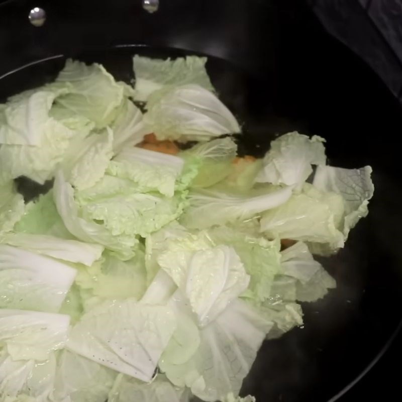 Bước 2 Sơ chế rau củ và hải sản tươi Cách làm mì xào giòn người Hoa