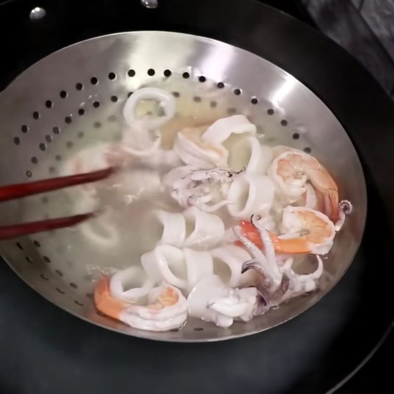 Bước 2 Sơ chế rau củ và hải sản tươi Cách làm mì xào giòn người Hoa