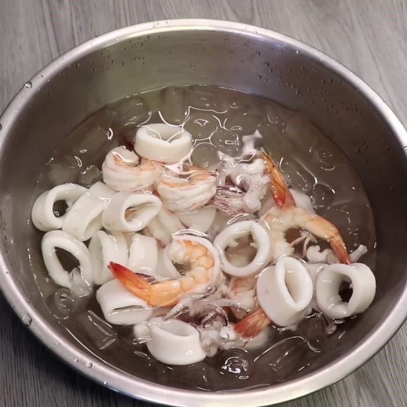 Bước 2 Sơ chế rau củ và hải sản tươi Cách làm mì xào giòn người Hoa