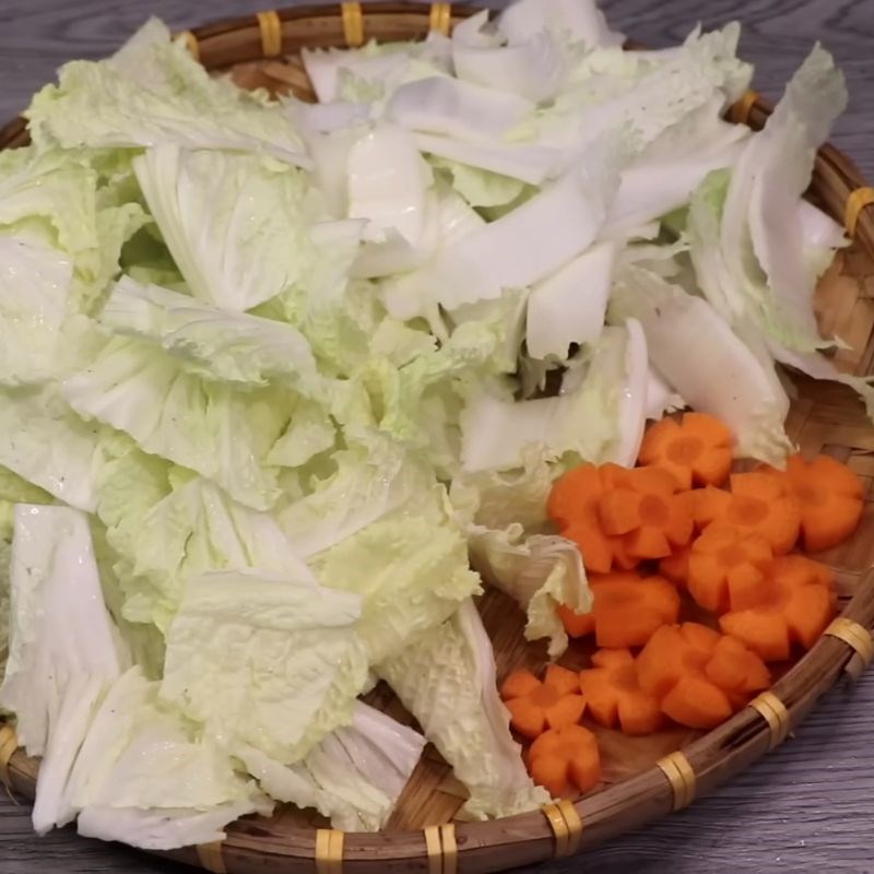 Bước 2 Sơ chế rau củ và hải sản tươi Cách làm mì xào giòn người Hoa