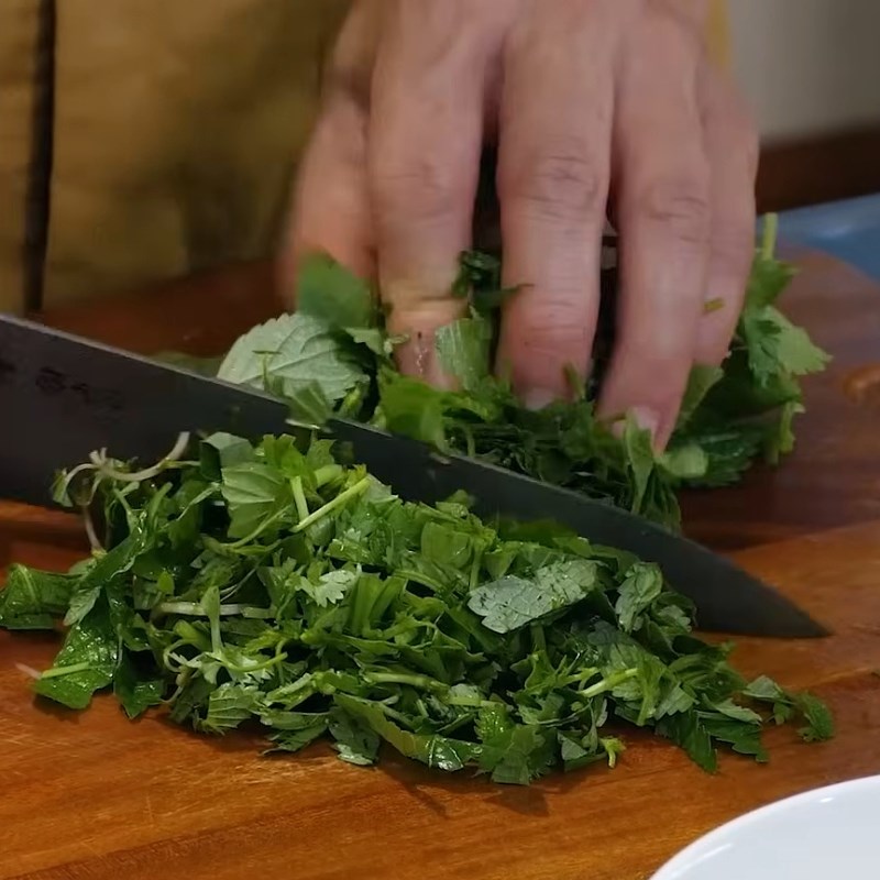 Bước 3 Sơ chế rau thơm và ớt Nộm su hào miền Bắc