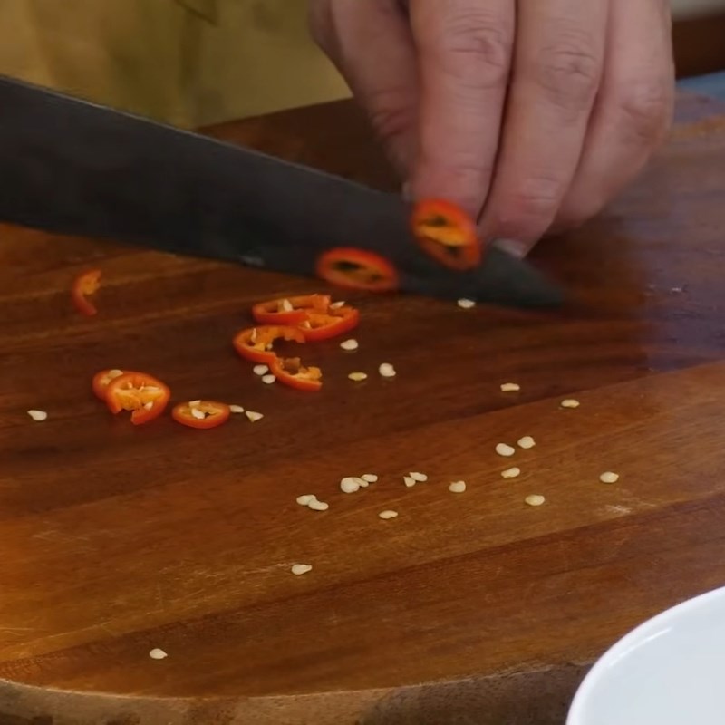 Bước 3 Sơ chế rau thơm và ớt Nộm su hào miền Bắc