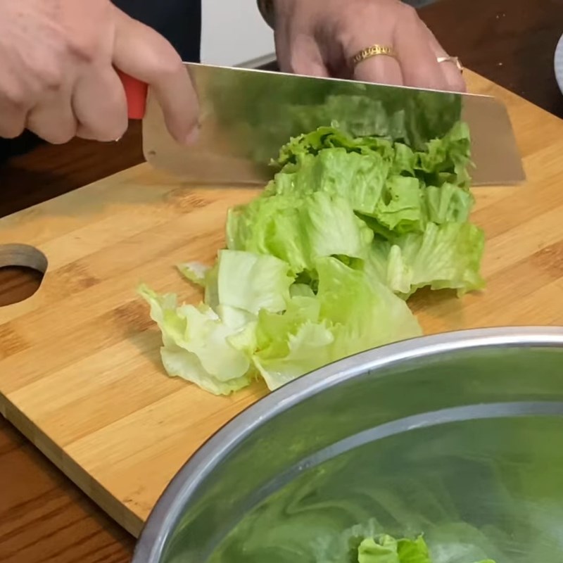 Bước 1 Sơ chế rau xà lách và các loại củ quả Salad rau xà lách trộn mayonnaise