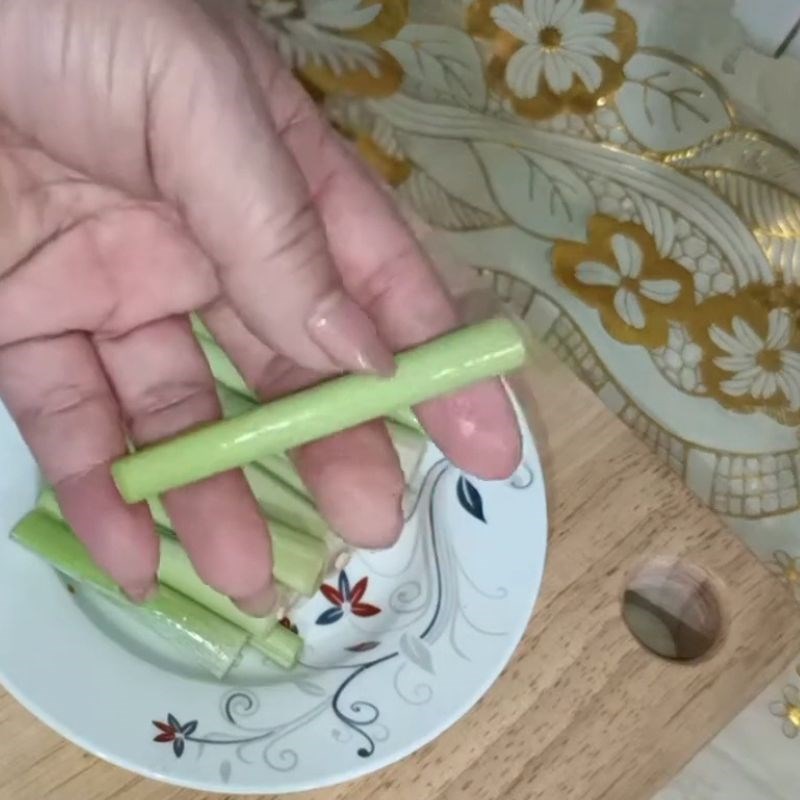 Bước 3 Sơ chế sả cây Tôm chiên sả