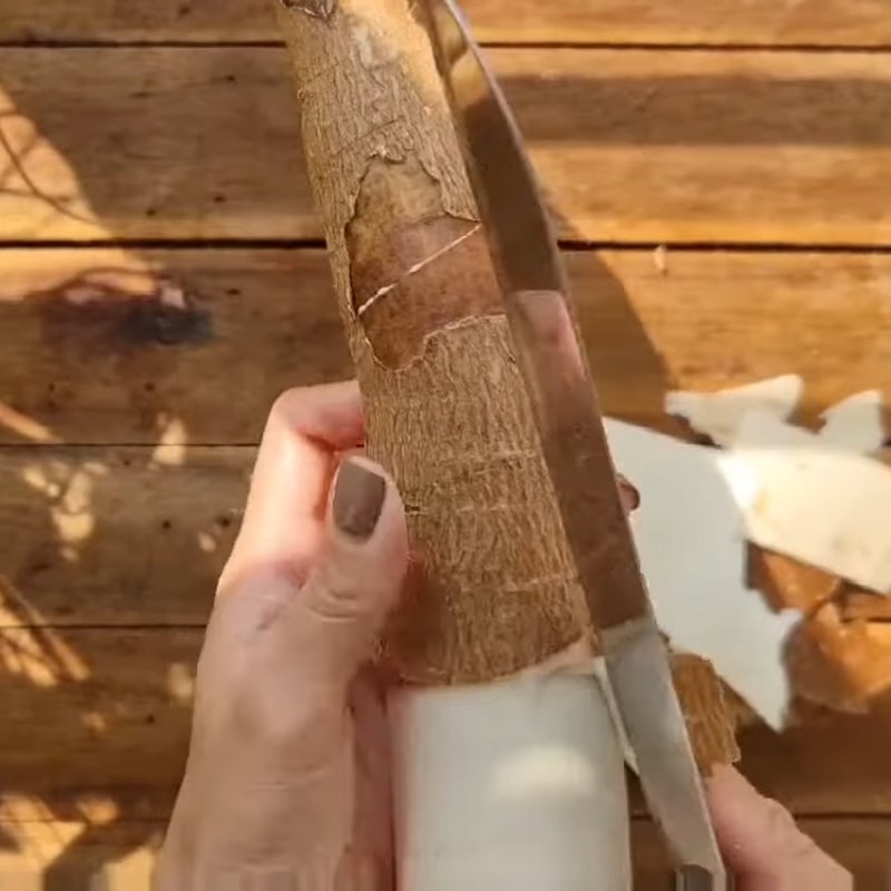 Bước 1 Sơ chế sắn tươi Sắn hấp cốt dừa lá nếp