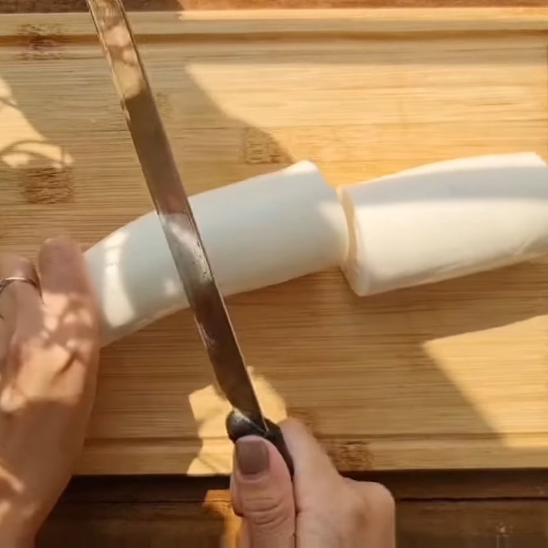 Bước 1 Sơ chế sắn tươi Sắn hấp cốt dừa lá nếp