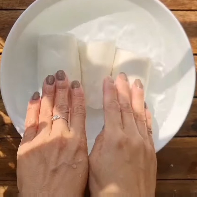 Bước 1 Sơ chế sắn tươi Sắn hấp cốt dừa lá nếp