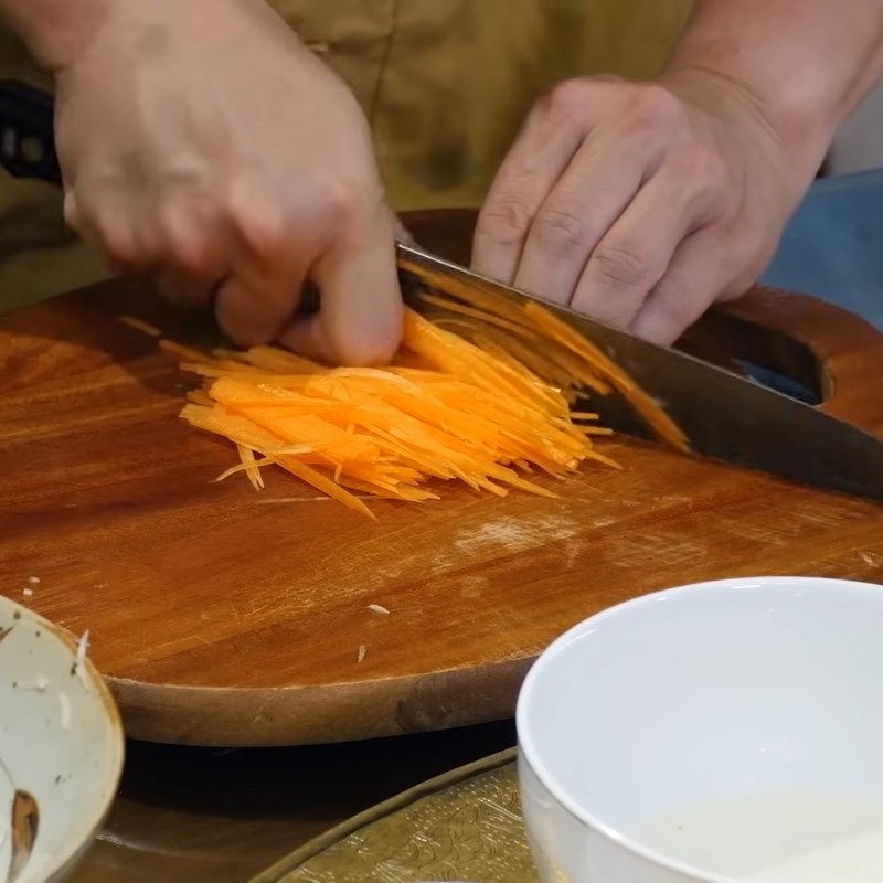 Bước 1 Sơ chế su hào và cà rốt Nộm su hào miền Bắc