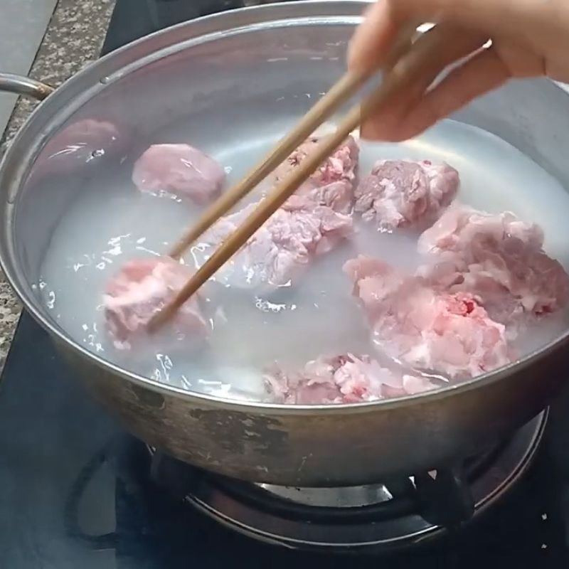 Bước 1 Sơ chế sườn non Canh sườn chua với dứa