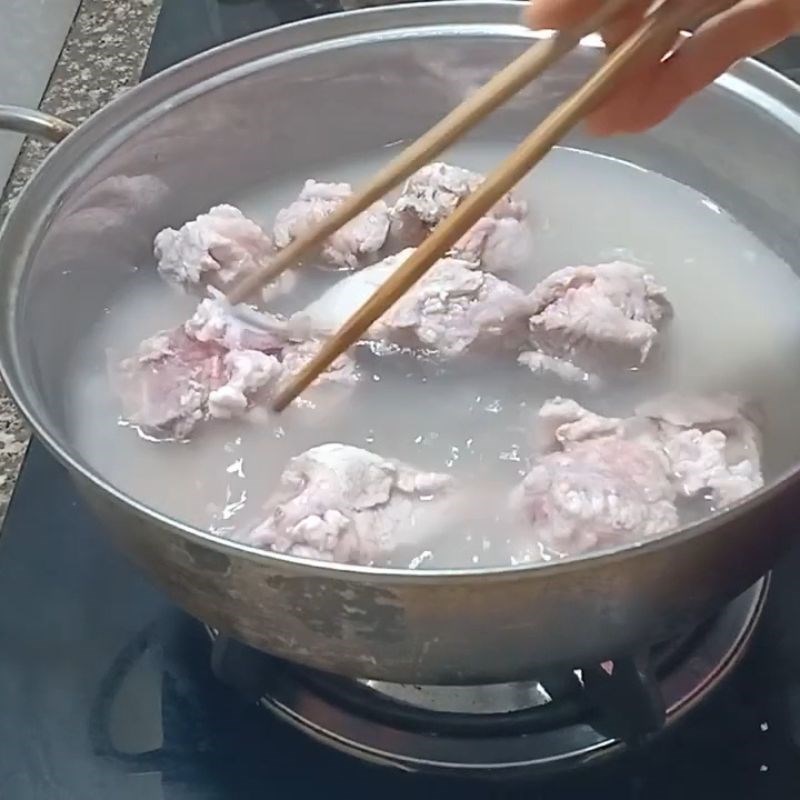 Bước 1 Sơ chế sườn non Canh sườn chua với dứa