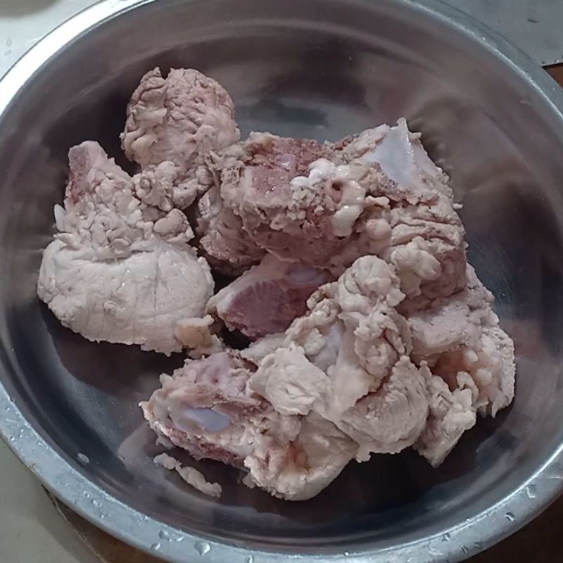 Bước 1 Sơ chế sườn non Canh sườn chua với dứa