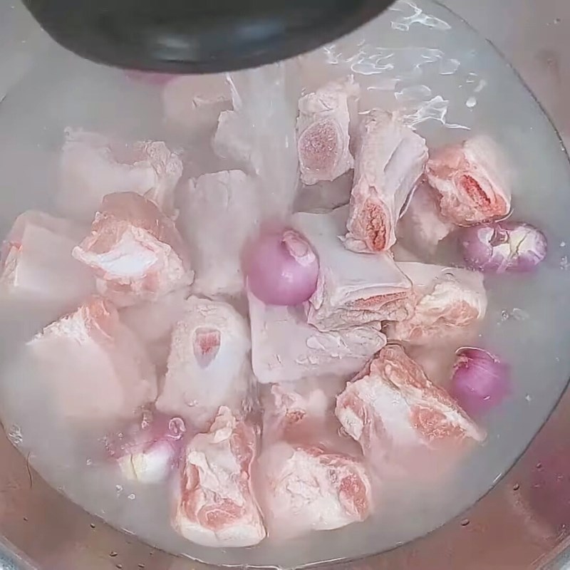 Bước 1 Sơ chế sườn non và các nguyên liệu Nước sốt sườn xào chua ngọt