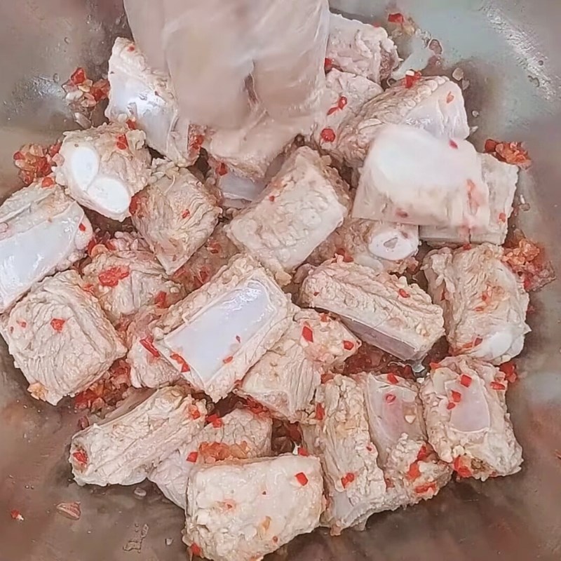 Bước 1 Sơ chế sườn non và các nguyên liệu Nước sốt sườn xào chua ngọt