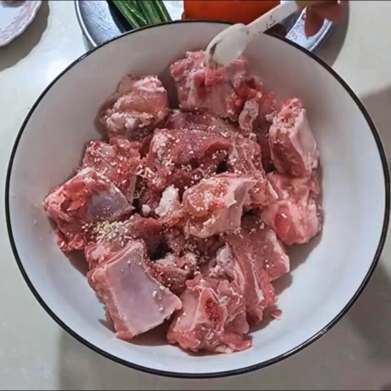 Bước 1 Sơ chế sườn non và ướp gia vị Sườn xào chua ngọt cà chua