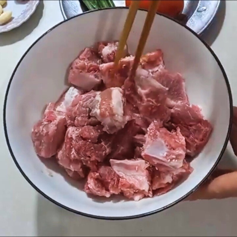 Bước 1 Sơ chế sườn non và ướp gia vị Sườn xào chua ngọt cà chua