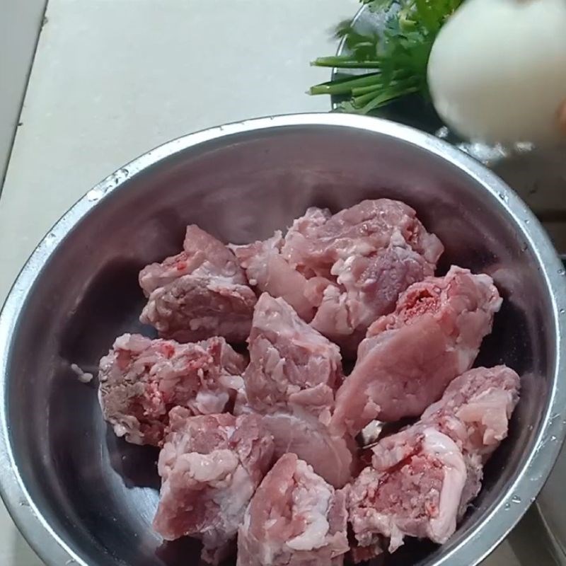 Bước 1 Sơ chế sườn non Canh sườn chua với dứa