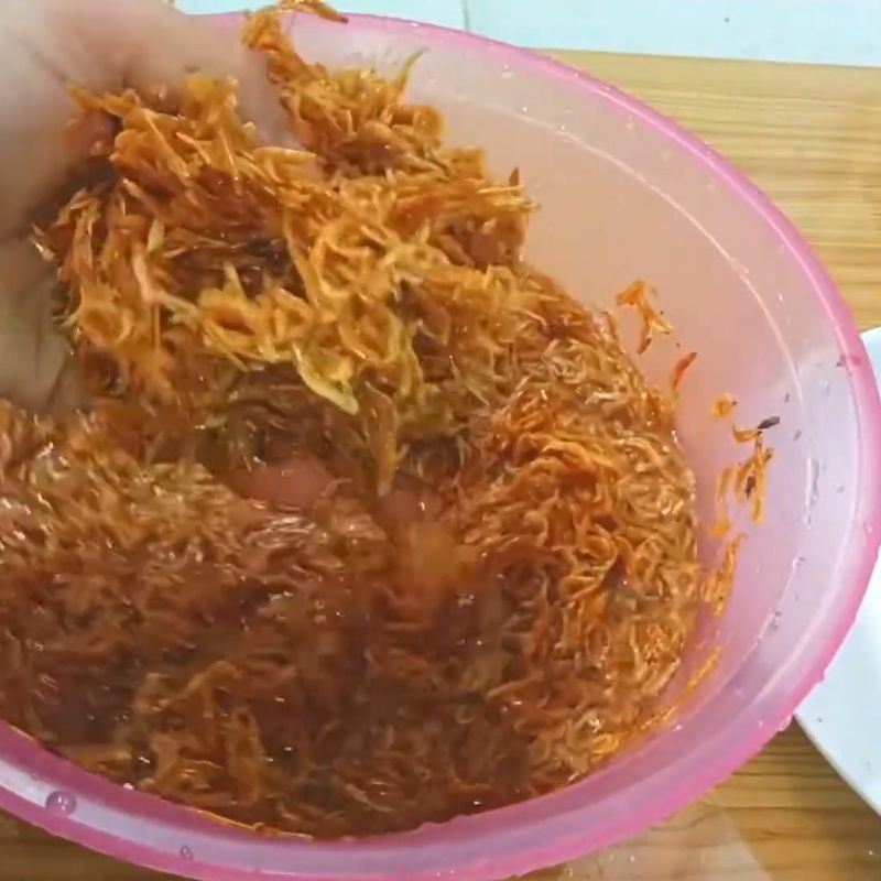 Bước 1 Sơ chế tép khô và chuẩn bị nguyên liệu Tép khô rim mặn ngọt