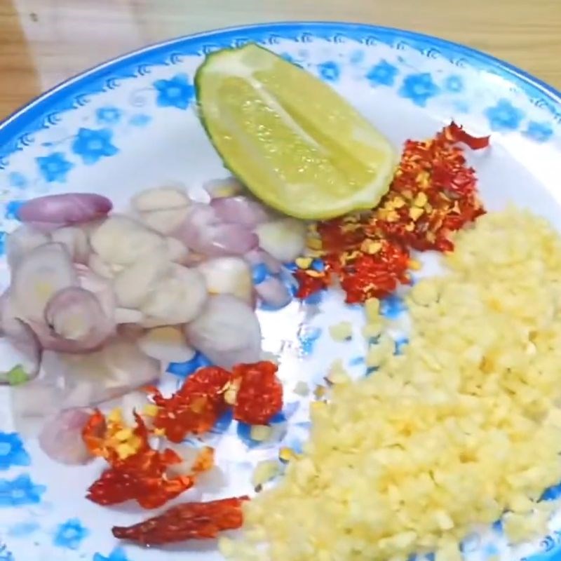 Bước 1 Sơ chế tép khô và chuẩn bị nguyên liệu Tép khô rim mặn ngọt