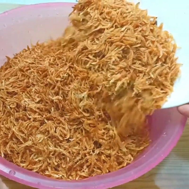 Bước 1 Sơ chế tép khô và chuẩn bị nguyên liệu Tép khô rim mặn ngọt