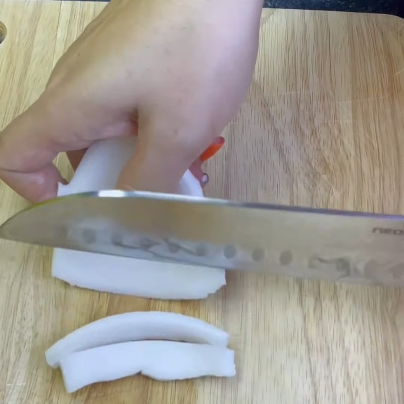 Bước 1 Sơ chế thịt ba chỉ và cùi dừa Thịt rang dừa