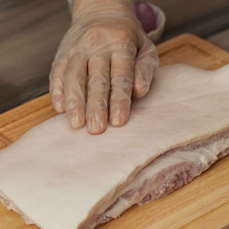 Bước 1 Sơ chế thịt ba chỉ và da heo Heo quay chiên giòn
