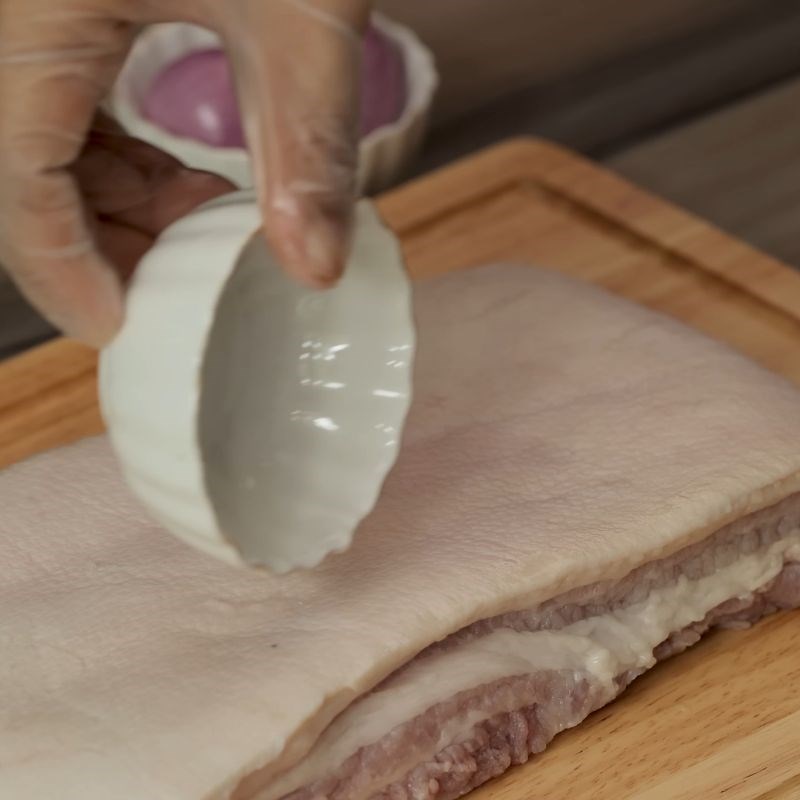 Bước 1 Sơ chế thịt ba chỉ và da heo Heo quay chiên giòn
