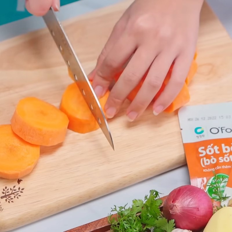 Bước 1 Sơ chế thịt bò và rau củ Bò sốt vang bằng gói gia vị