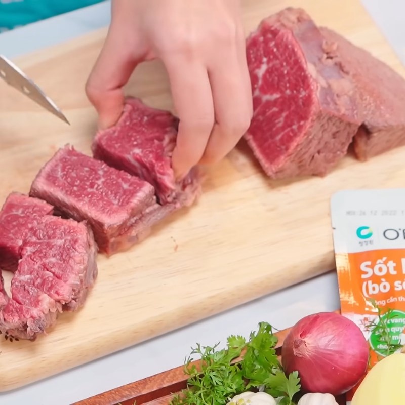 Bước 1 Sơ chế thịt bò và rau củ Bò sốt vang bằng gói gia vị