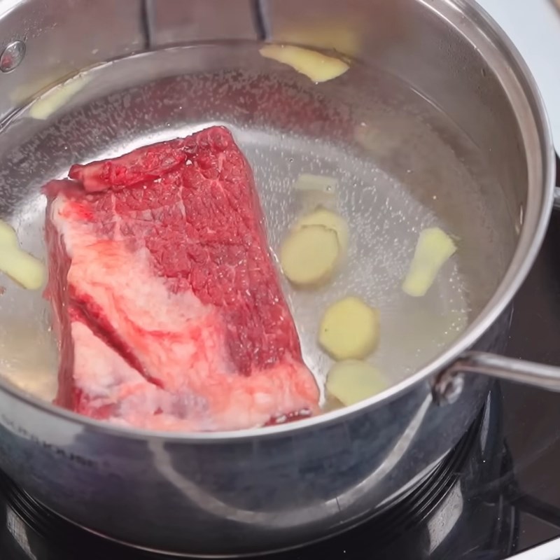 Bước 1 Sơ chế thịt bò và rau củ Bò sốt vang bằng gói gia vị