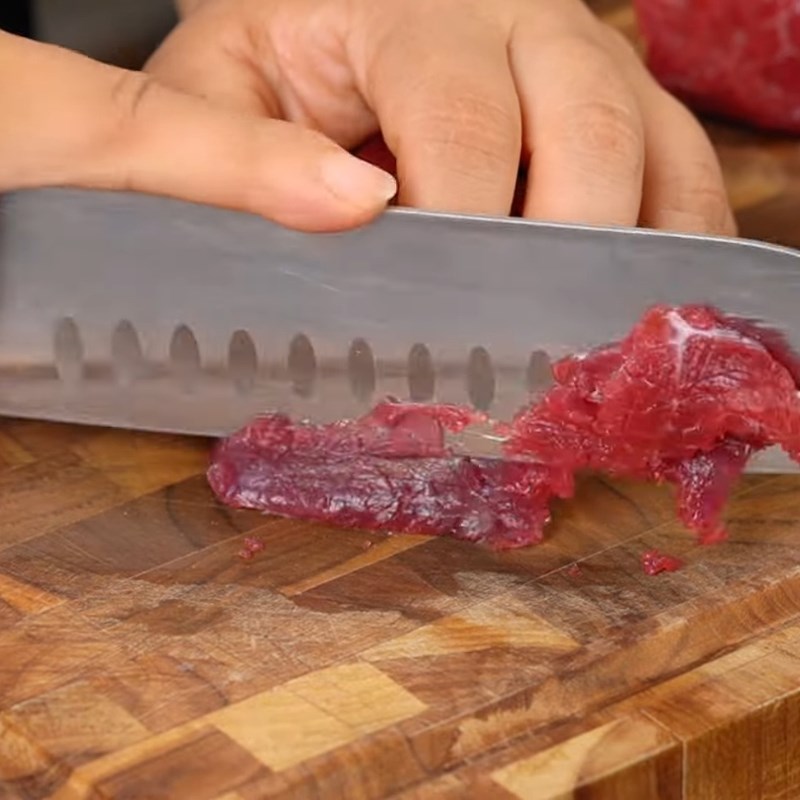 Bước 1 Sơ chế thịt bò và rau củ Bún bò xào