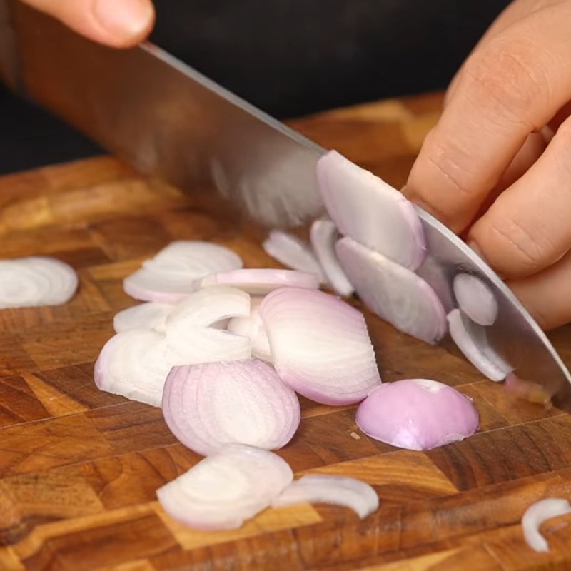 Bước 1 Sơ chế thịt bò và rau củ Bún bò xào