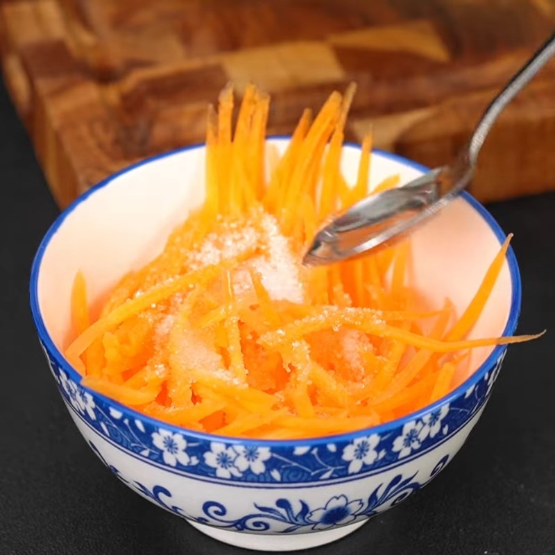 Bước 1 Sơ chế thịt bò và rau củ Bún bò xào