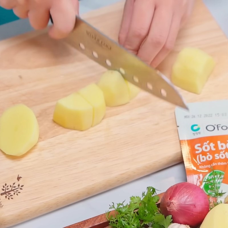 Bước 1 Sơ chế thịt bò và rau củ Bò sốt vang bằng gói gia vị