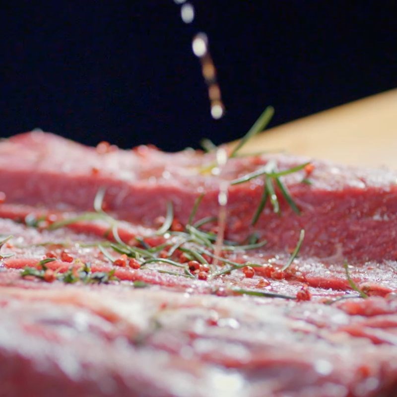Bước 1 Sơ chế thịt bò và ướp gia vị chuẩn BBQ Bò nướng tảng