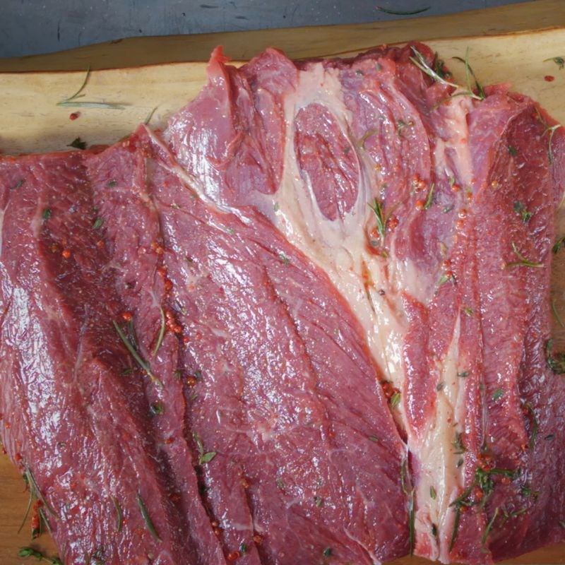 Bước 1 Sơ chế thịt bò và ướp gia vị chuẩn BBQ Bò nướng tảng