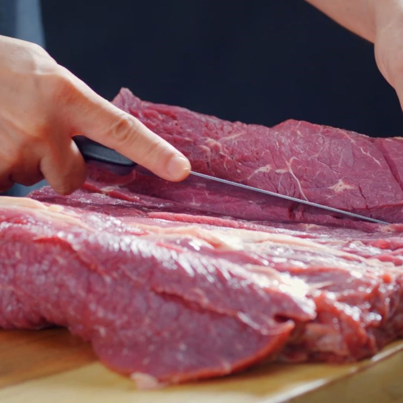 Bước 1 Sơ chế thịt bò và ướp gia vị chuẩn BBQ Bò nướng tảng