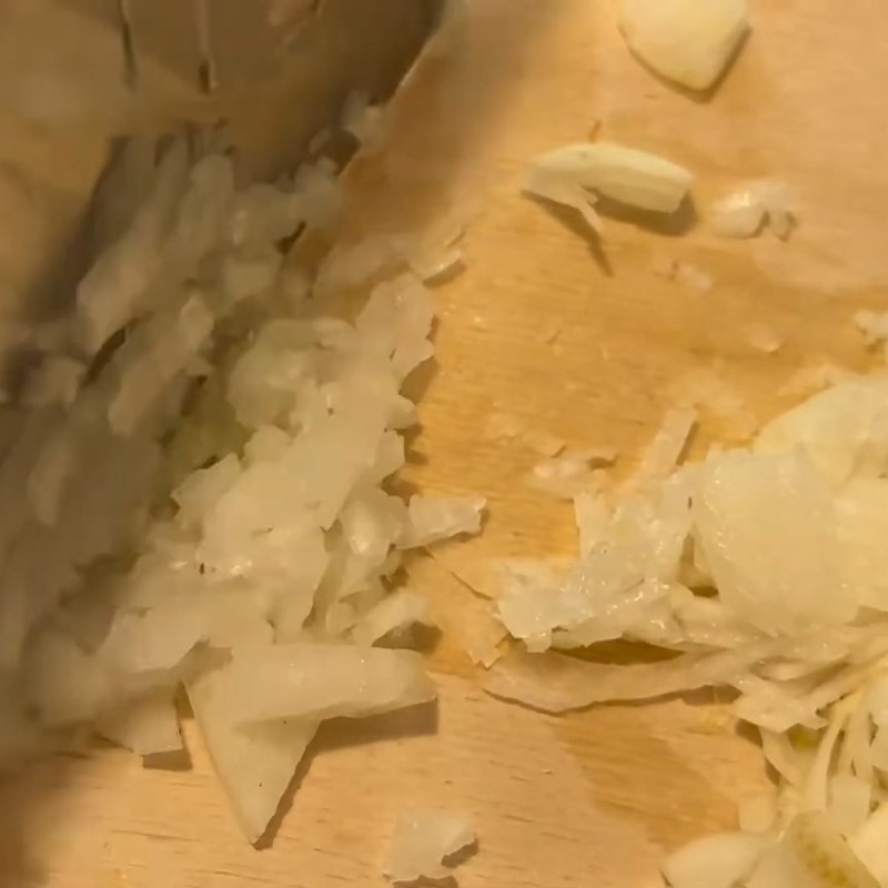 Bước 1 Sơ chế thịt gà và các nguyên liệu Gà kho thơm