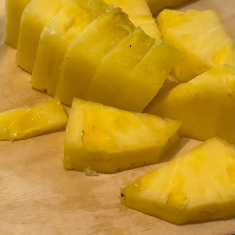 Bước 1 Sơ chế thịt gà và các nguyên liệu Gà kho thơm