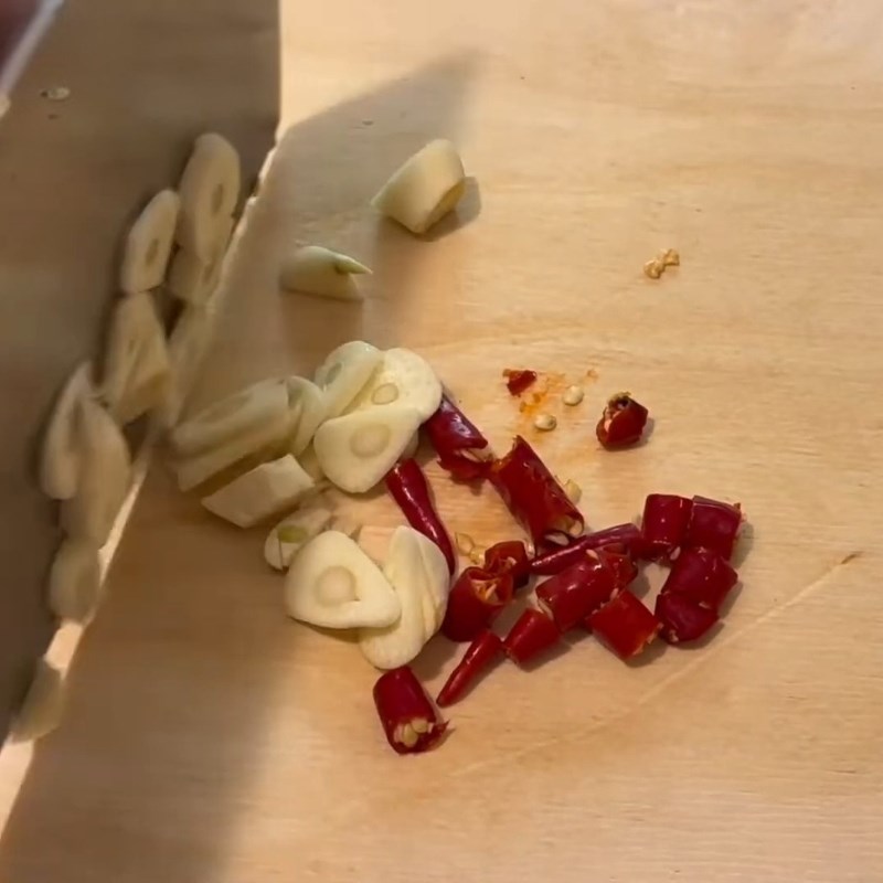 Bước 1 Sơ chế thịt gà và các nguyên liệu Gà kho thơm