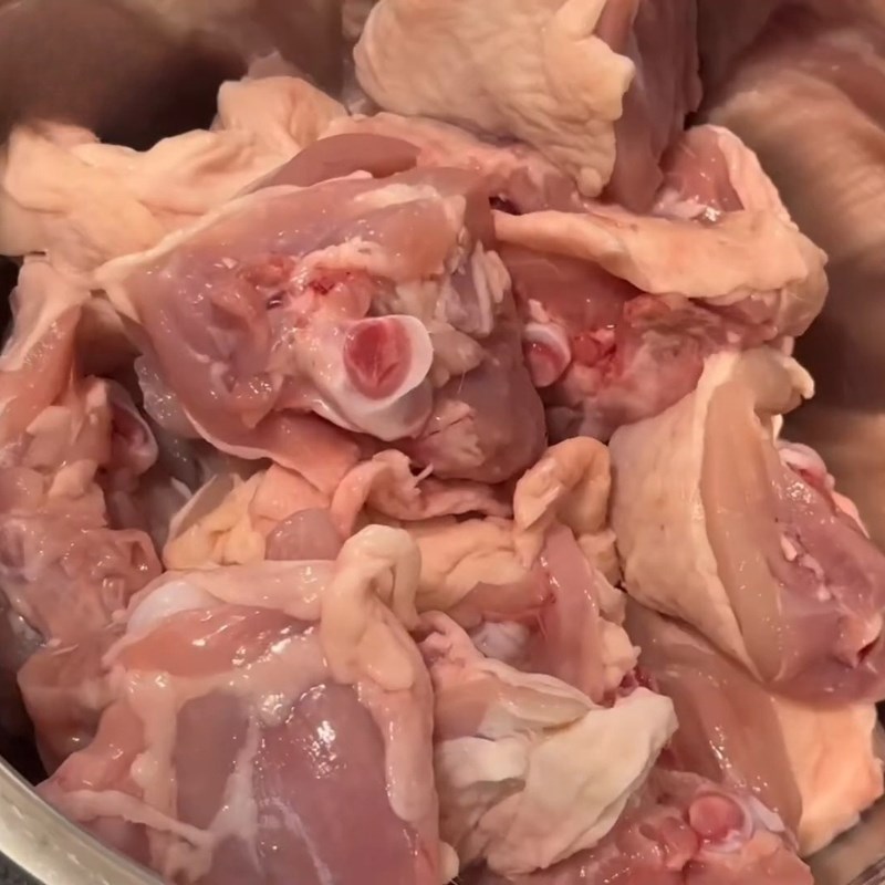 Bước 1 Sơ chế thịt gà và các nguyên liệu Gà kho thơm