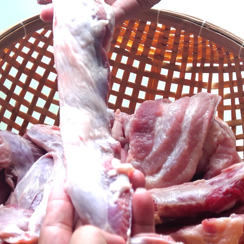 Bước 1 Sơ chế thịt heo nướng Cách ướp thịt heo nướng ngon