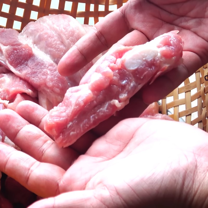Bước 1 Sơ chế thịt heo nướng Cách ướp thịt heo nướng ngon