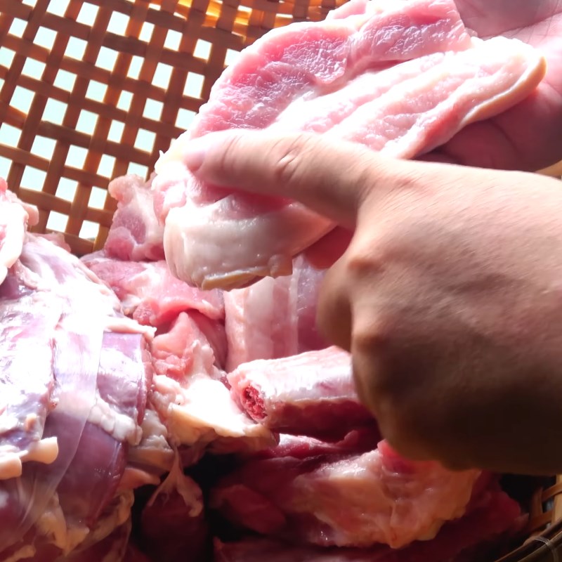 Bước 1 Sơ chế thịt heo nướng Cách ướp thịt heo nướng ngon