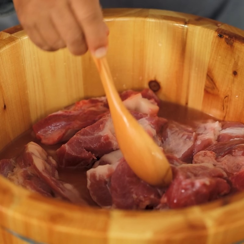 Bước 1 Sơ chế thịt heo và làm mềm thịt Thịt xá xíu người Hoa