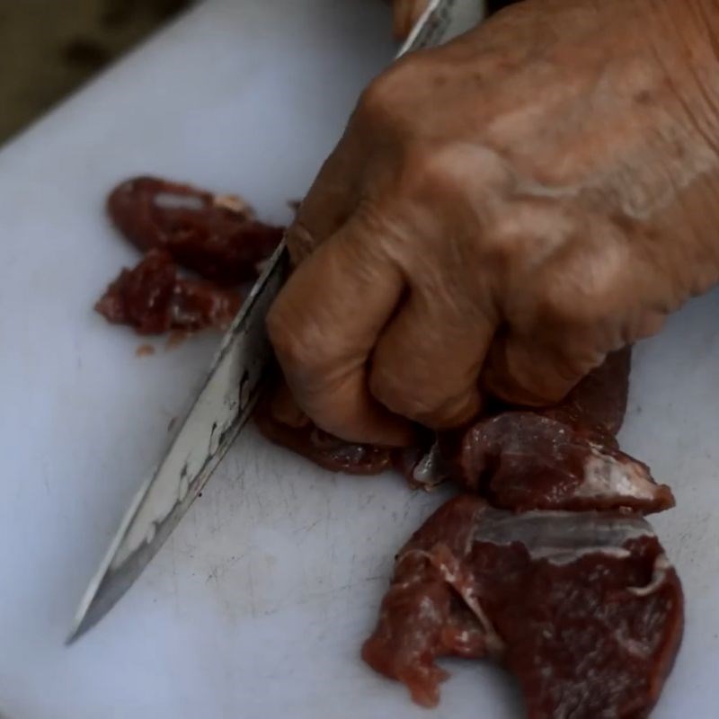 Bước 1 Sơ chế thịt trâu và lá trơng Thịt trâu lá trơng